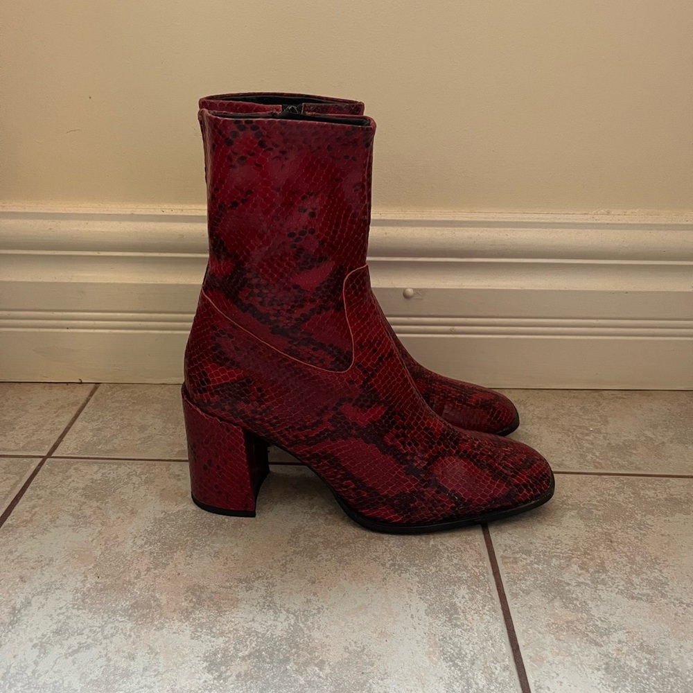 L'INTERVALLE Red Snakeskin Print Boots